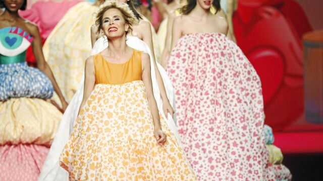 La creadora volvió a optar por los abullonados y los colores vivos, en especial, el naranja