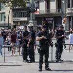 Aspecto de las Ramblas desde la plaza Cataluña con un fuerte dispositivo de seguridad.