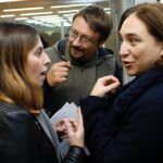 El portavoz de En Comú Podem en el Congreso, Xavier Domènech, conversa con la alcaldesa de Barcelona, Ada Colau