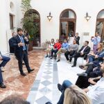 El jefe del Ejecutivo murciano, Fernando López Miras (centro), y el presidente de Croem, José María Albarracín (izda. ), ayer en un encuentro con empresarios tras la Junta directiva de la patronal