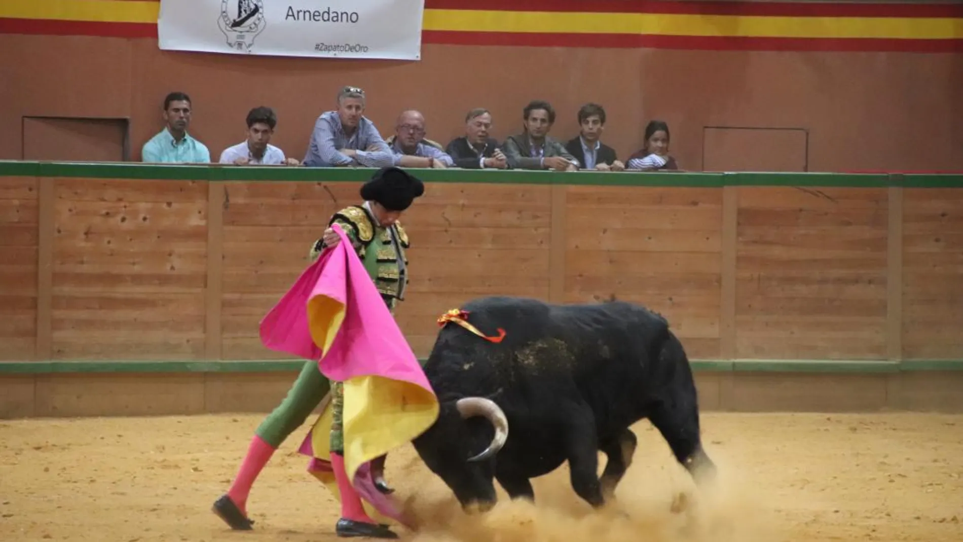David Salvador lanceando a la Verónica a un novillo de Casasola, en la Feria de Zapato de Oro