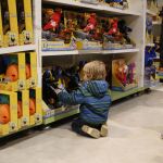 Un niño en una tienda de juguetes, en una imagen de archivo