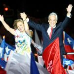 Sebastián Piñera celebra su victoria en las elecciones acompañado de su esposa Cecilia