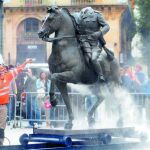 Operarios limpian la escultura después de que hubiera recibido impactos de huevos lanzados por un viandante.