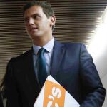 Rivera a su llegada a la reunión del grupo parlamentario de su partido celebrada hoy en el Congreso.