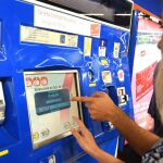 La Comunidad de Madrid diseñará un nuevo sistema para que las máquinas expendedoras de tarjetas de transporte de Metro en el aeropuerto puedan explicar de forma «más clara» el procedimiento de adquisición de los títulos de transporte