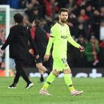 Messi yéndose de Anfield