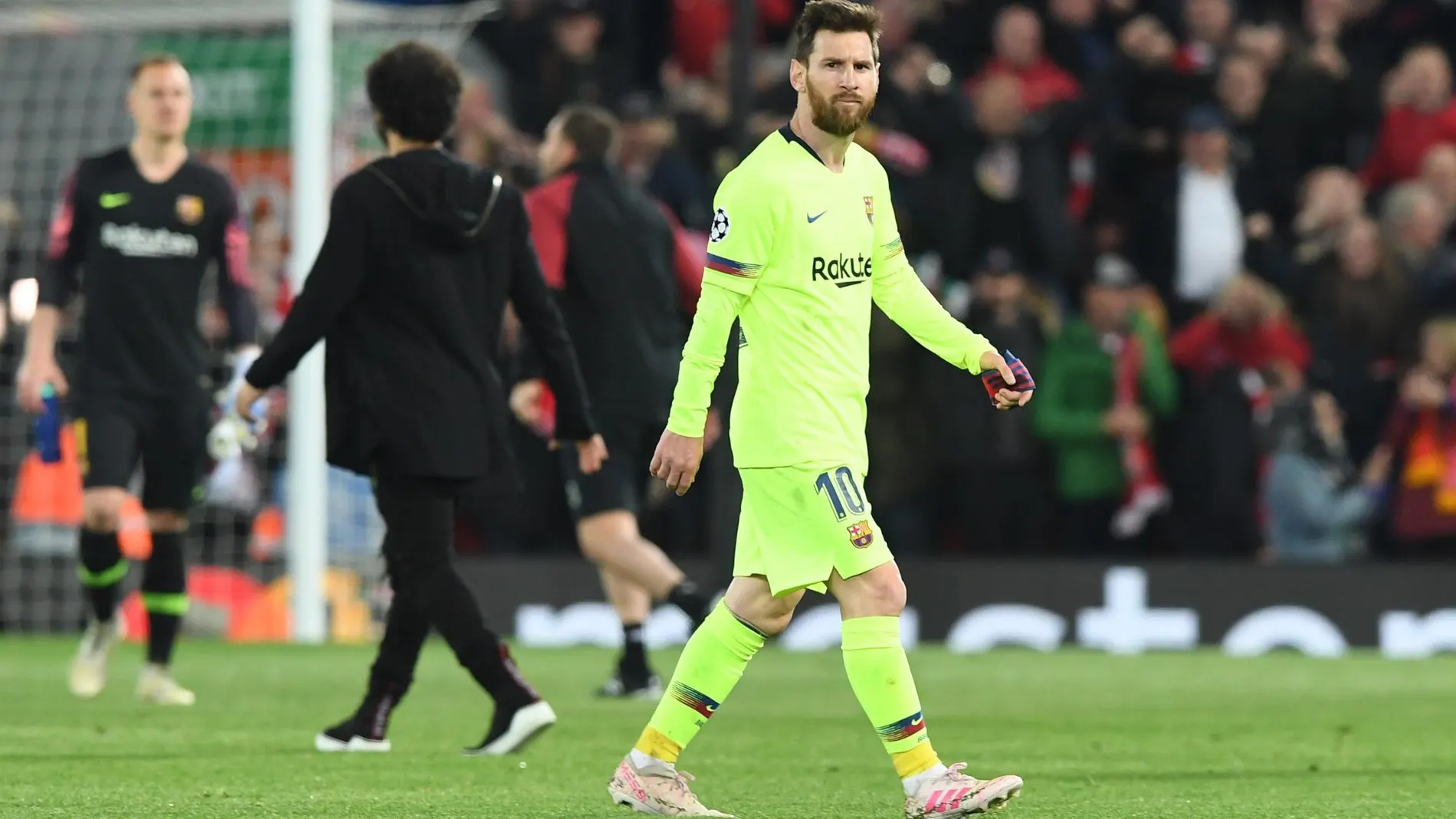 Messi yéndose de Anfield