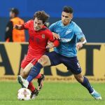 El jugador de la Real Sociedad, Álvaro Odriozola, pelea por el control del balón con el jugador del Zenit, Leandro Paredes