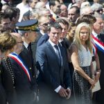 El primer ministro galo, Manuel Valls, guarda un minuto de silencio en honor de las víctimas del ataque