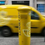 Multa millonaria a Correos y otras empresas de mensajería por repartirse a los clientes
