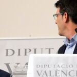 Efe. Jorge Rodríguez dirige la mirada hacia Toni Gaspar, quien previsiblemente será su sucesor al frente de la corporación provincial.