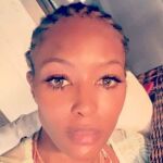 Naomi Campell compartió esta imagen por Instagram para mostrar su actual cuero cabelludo / Instagram