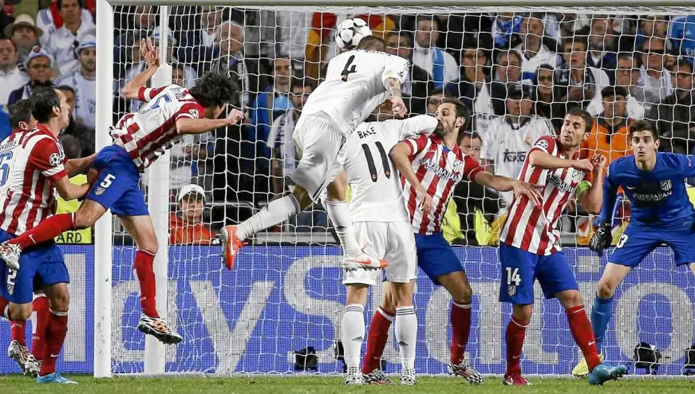 El remate de Sergio Ramos ante el Atlético en la última final de la Champions jugada en Portugal