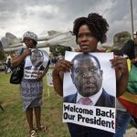 Seguidores de Emmerson Mnangagwa, celebran su vuelta.