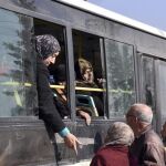 Autobús de sirios evacuados de los pueblos de Kafarya y Fuah, en la provincia de Idlib, a su llegada a un centro de acogida provisional en Jebrin, a las afueras de Alepo.