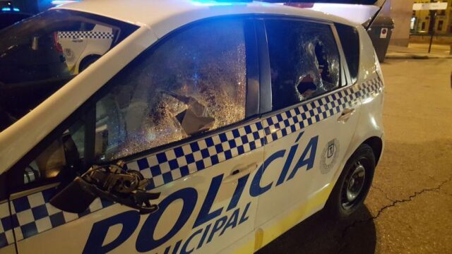 Estado en que quedó uno de los coches de la Policía Municipal