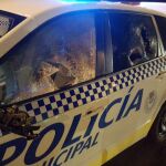 Estado en que quedó uno de los coches de la Policía Municipal