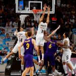El jugador del Real Madrid Randolph (c) tapona un lanzamiento del Barcelona Lassa. EFE/Javier López