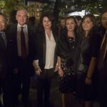 Una vez finalizadas las palabras protocolarias, el anfitrión posó, el segundo de la izquierda, junto a sus colegas el embajador de Corea Park Hee-kwon; Matilde Pastora Asían González; la señora de Önhon y el embajador de Azerbaiyán Anar Maharramov y su señora.