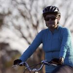 La presidenta Dilma Rousseff Dilma Rousseff recorre en bicicleta los alrededores del Palacio da Alvorada, ayer, en Brasilia