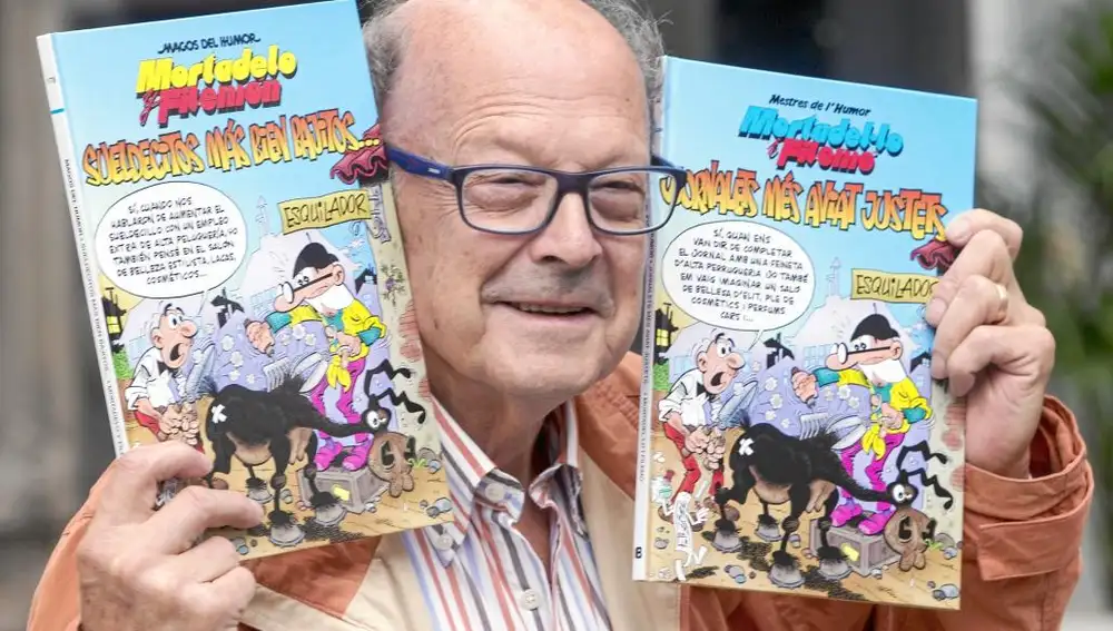 Francisco Ibáñez, ayer, en Barcelona, posando con el nuevo álbum de Mortadelo y Filemón