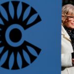 Manuela Carmena junto a un cartel con el logo de Madrid Central