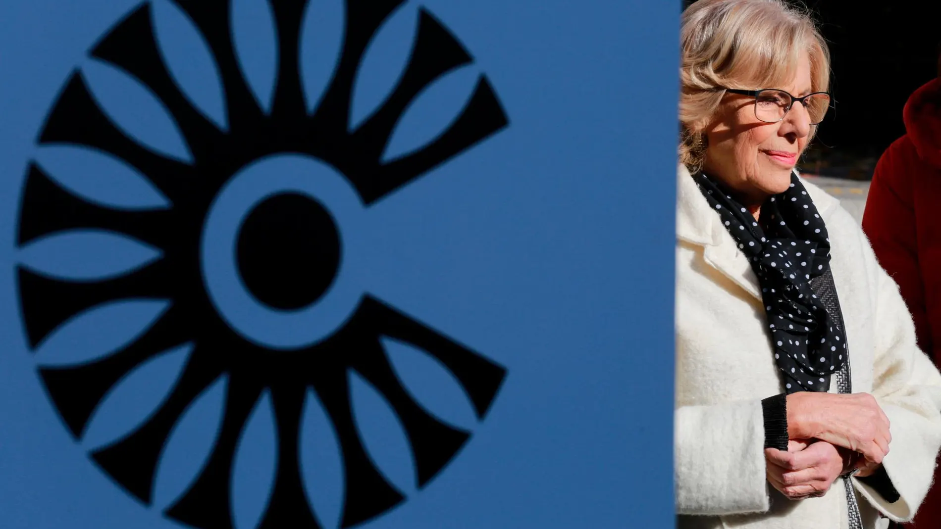 Manuela Carmena junto a un cartel con el logo de Madrid Central