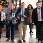 El consejero de Empleo (segundo dcha.), ayer a su llegada a la comisión parlamentaria de Empleo