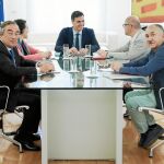 Magdalena Valerio y Juan Rosell, a la izquierda; Pedro Sánchez, en el centro, y Unai Sordo y Pepe Álvarez, a la derecha