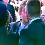 El cantante saludó al deportista con un espontáneo beso en los labios / TWITTER @PAPABEATS