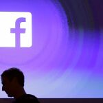 La silueta de Mark Zuckerberg bajo el logo de Facebook, en una imagen de archivo / AP