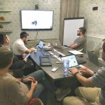 Trabajadores de la «start-up» Screenshop en el centro tecnológico para ultraortodoxos BizMax, en Jerusalén