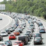 Colas kilométricas en la AP-7 , en la operación salida de Semana Santa / Efe