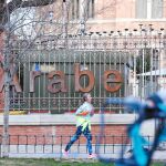 Los deportistas corren por el perímetro del parque, cuyo suelo es de tierra. Lo que no saben es que dentro la polución es la mitad de la que hay justo en la periferia, donde se respira el aire más contaminado de la ciudad