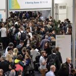 Visitantes esperan para poder acceder a un coloquio que forma parte de la Cumbre del Clima (COP23)