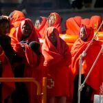 Llegada al puerto Málaga de varios de los 357 inmigrantes rescatados ayer por Salvamento Marítimo cuando navegaban en aguas del mar de Alborán / Foto: Efe