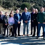 El alcalde de Guijuelo, Julián Ramos, posa con autoridades locales y representantes empresariales de esta comarca salmantina durante la presentación del proyecto