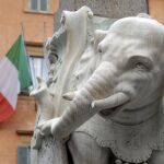 Detalle del colmillo da&ntilde;ado en la estatua del elefante de Gian Lorenzo Bernini
