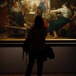 En la telarañaLa fábula de Aracne preside el óleo de las «Las Hilanderas» (1657), de Velázquez