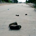 Restos de ropa tras el salto que han realizado hoy 300 subsaharianos a la valla que separa la ciudad española de Melilla/Efe