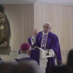 Fotografía facilitada por L'Osservatore Romano que muestra al papa Francisco mientras oficia una misa en Santa Marta, Ciudad del Vaticano, hoy, 28 de noviembre de 2016.