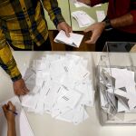 El hecho de que el 26 de mayo convergan tres elecciones hace más complicado el recuento / Efe