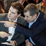 El diputado en el Congreso por Ciudadanos, Toni Cantó, junto al presidente de su partido, Albert Rivera, al comienzo ayer del acto con militantes que Ciudadanos celebra en el Museo del Artista Fallero