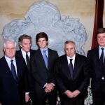 Los hijos de la Duquesa de Alba, Carlos, Fernado y Cayetano Martínez de Irujo, junto al viudo Alfonso Díez y el nieto Carlos Martínez de Irujo, posan delante del nuevo monumento funerario