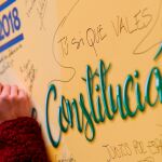 Una persona escribe su pensamiento en un muro durante el acto a favor de la Constitución en Valladolid