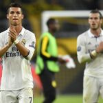 Cristiano Ronaldo y Gareth Bale, aplauden a los aficionados al final del partido