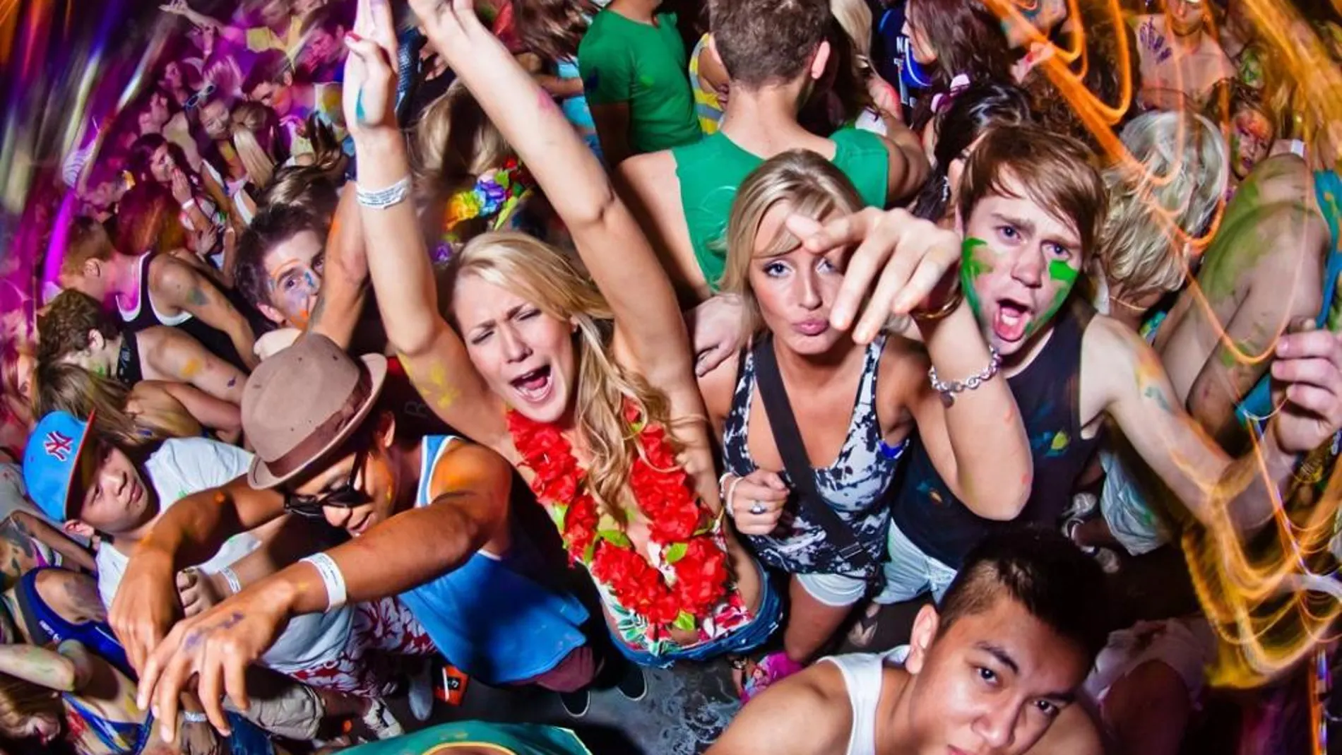 Turistas extranjeros de fiesta en Magaluf