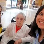 Dos jóvenes voluntarias de Valladolid visitan a su «abuela adoptada» en la residencia Orpea de la ciudad, a donde acuden una vez por semana a pasar, al menos, una hora y media con ella / La Razón