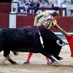 El diestro Román toreando al natural en la tercera de San Isidro
